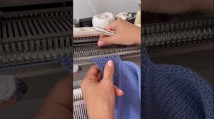 Соединение двух деталей в процессе вязания.