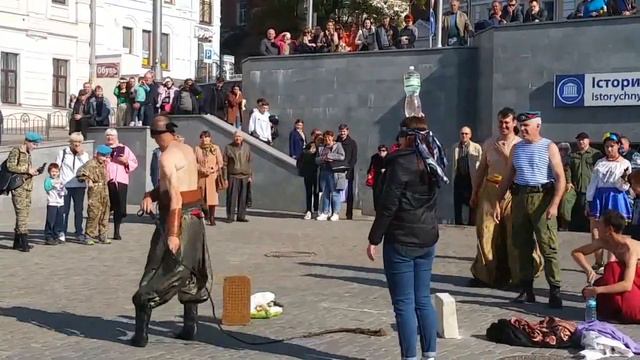 Козаки-характерники: вправи із цвяхами та битим склом смотреть онлайн