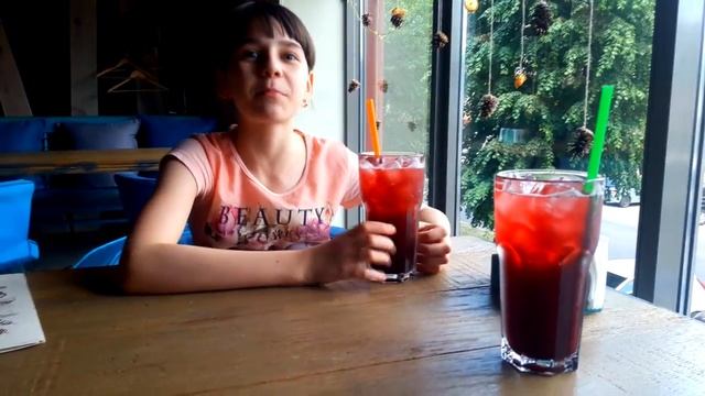 ПОЧЕМУ У МЕНЯ РОЗОВЫЕ ВОЛОСЫ? РОМАНТИК С МАМОЙ. смотреть онлайн