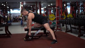 Тяга гантели к поясу с упором на скамью Упражнение #7