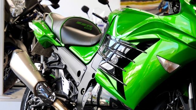 Kawasaki ZZR 1400 - Up Close With Apex 66