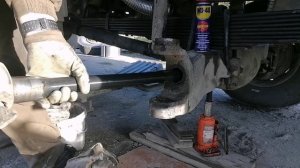 Shacman F3000 6x6: Замена шкворней переднего моста.