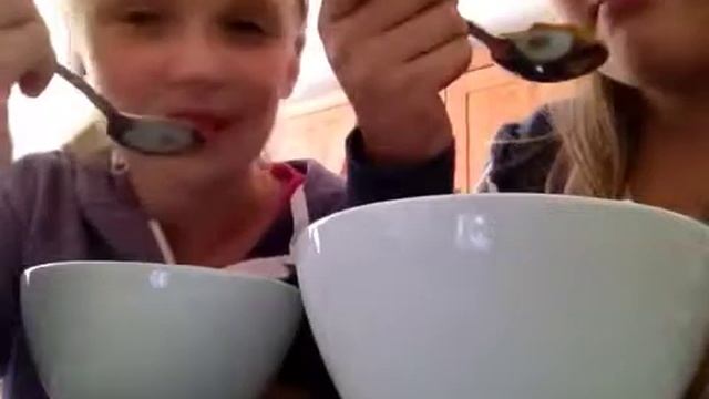 Jess and Amber do the cinnamon challenge! смотреть онлайн