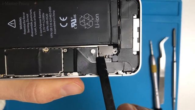 iPhone 4 Шаг 2 : Замена аккумулятора смотреть онлайн