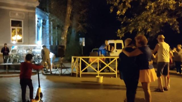 Поёт Игорь Шипков в Евпатории смотреть онлайн