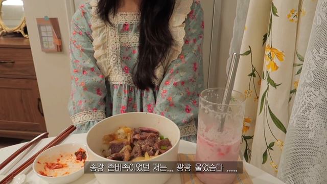 SUB•VLOG 자취생 브이로그🍠 삼겹차슈덮밥이랑 고구마 라떼🥛만들어 먹고, 반찬으로 진미채 볶음 만드는 자취 요리 브이로그 (스테이크덮밥,고구마웨지감자,BOX25 무인택배함) смотреть онлайн