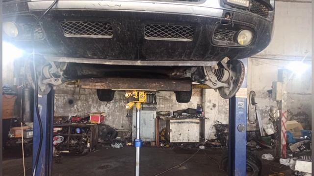 куча матов и проклятий.Как снимали стартер с Фольксваген Туарег... смотреть онлайн