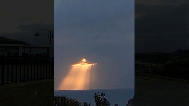 Иисус парит над морем в Италии. Правда или фотомонтаж? смотреть онлайн