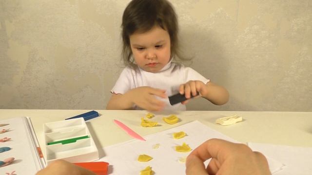 Вероника лепит мышь из пластилина. Поделки с детьми, лепим из пластилина смотреть онлайн