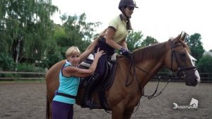 Полевая посадка на галопе на лошади. Верховая езда