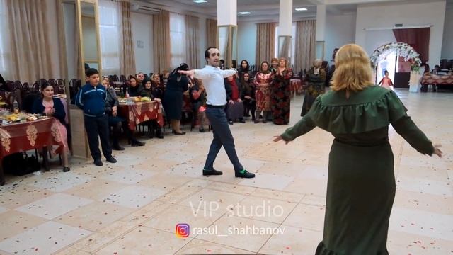 Мужик вышел из толпы и взорвал танец??? смотреть онлайн