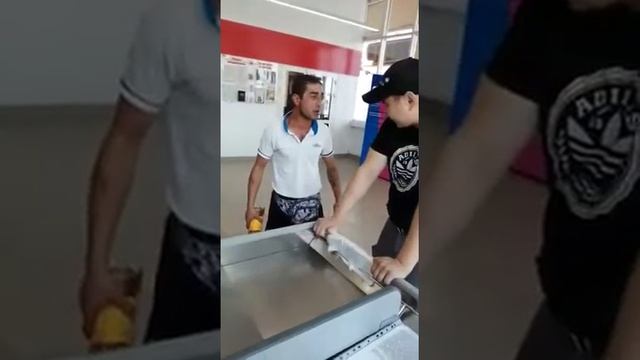 Охранник отправил в нокаут покупателя. Смотреть до конца!!! смотреть онлайн