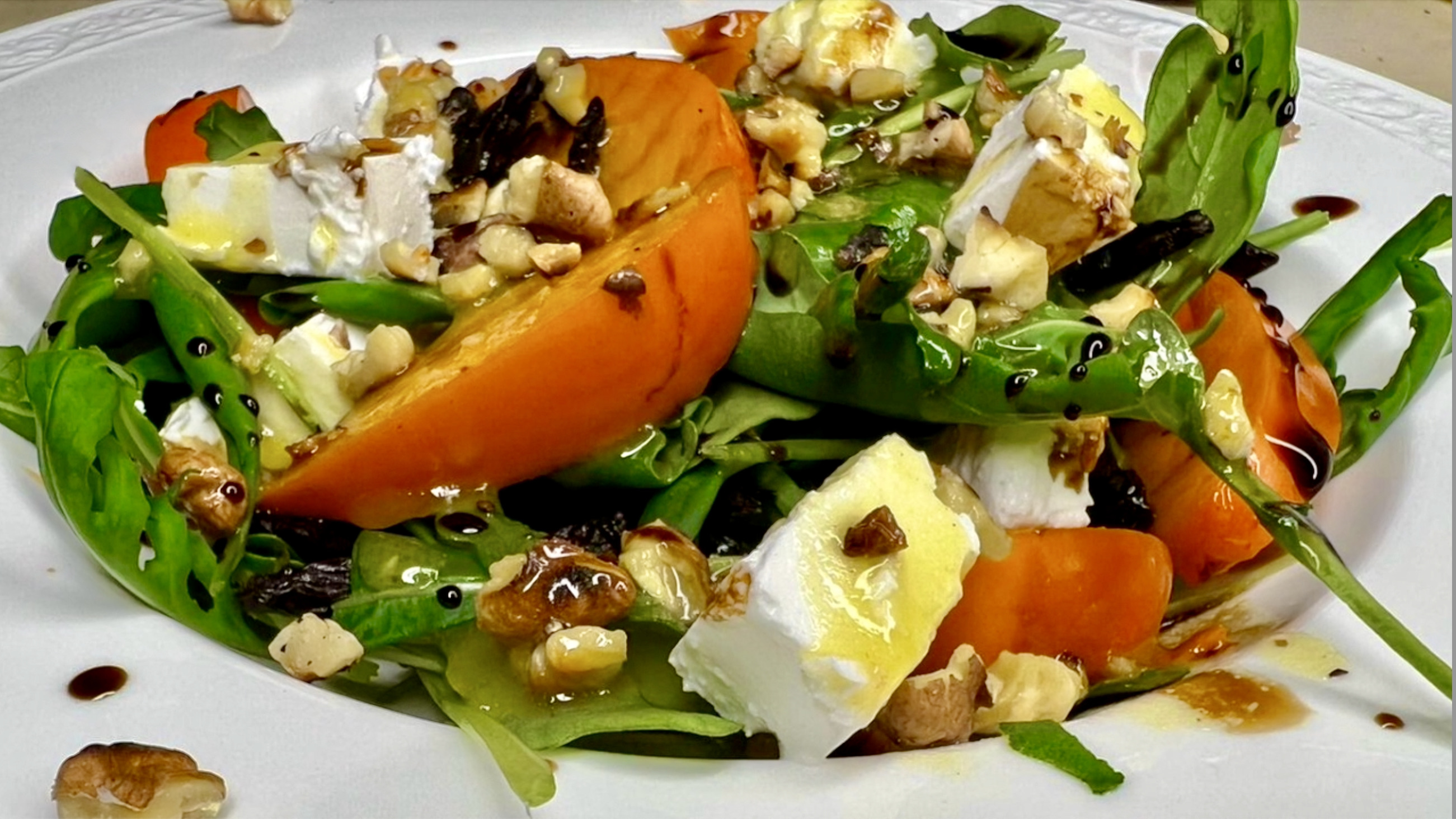 Салат с хурмой , руколой , орехами и сыром фета . смотреть онлайн