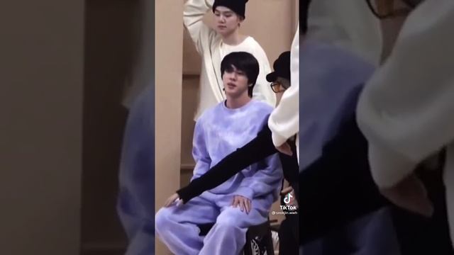 Они постоять за друг друга. Смотрите как Юнги оттолкнул дверь, а Чимин обнял его а Чогук волновался смотреть онлайн