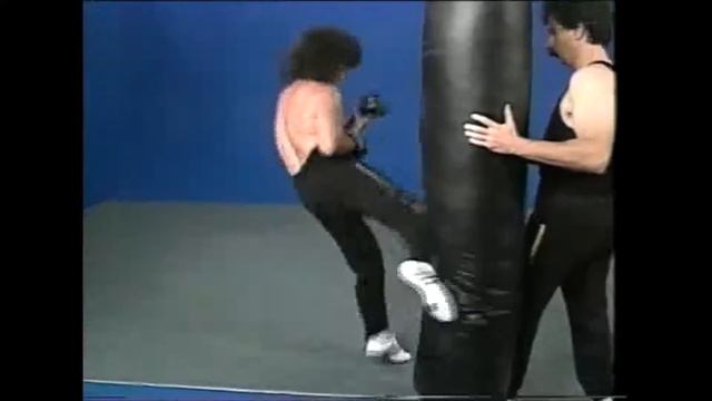 Jim Arvanitis Heavybag Training смотреть онлайн