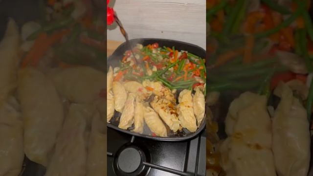 Вок и дамплинги с креветкой