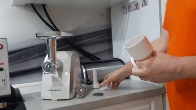 Приготовление фарша с мясорубкой Maunfeld MMG.2000W проще простого смотреть онлайн
