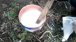 Как загасить негашеную известь правильно. Гасим известь. Для побелки или покраски на даче, огороде.