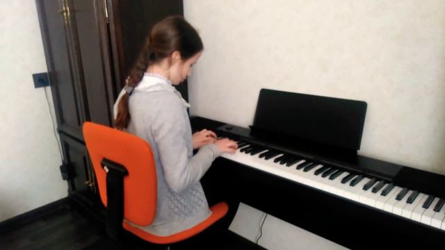 Алиса играет на цифровом пианино 🤗 смотреть онлайн