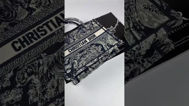 Маленькая сумка-тоут Dior Book Tote синяя с вышивкой "Джунгли" смотреть онлайн
