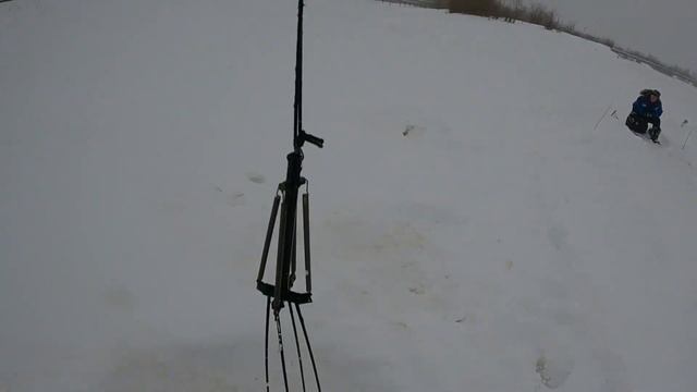 Зимняя рыбалка! Ловля плотвы на удочку и подъёмник с палаткой! Отличный улов! смотреть онлайн