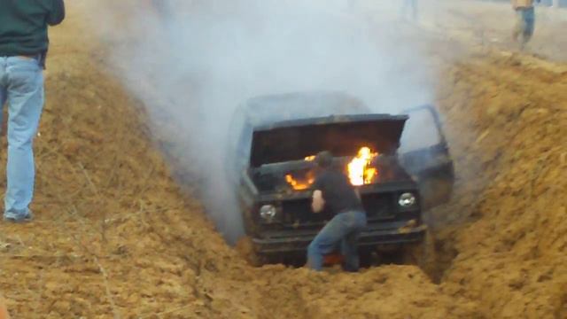 Good Friday Mud Bog in King William Va. 2009 (Truck on Fire) смотреть онлайн