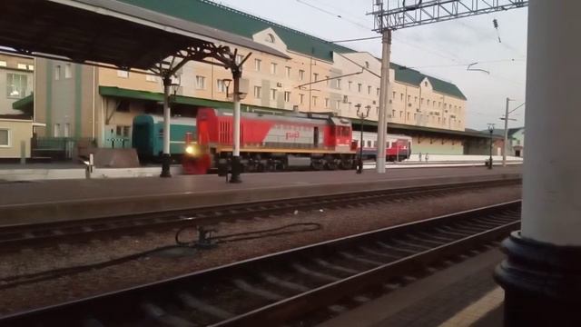 Маневровый тепловоз ТЭМ18ДМ проезжает по станции Красноярск