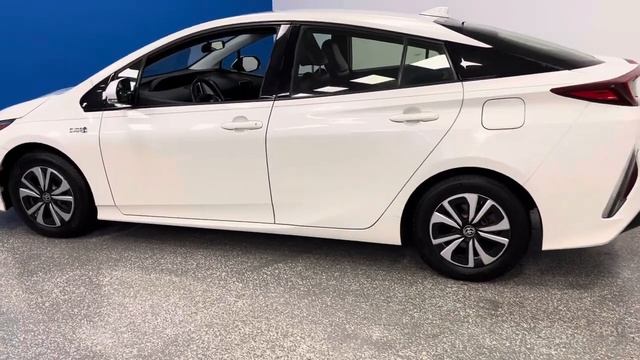 2017 Toyota Prius Prime Premium смотреть онлайн