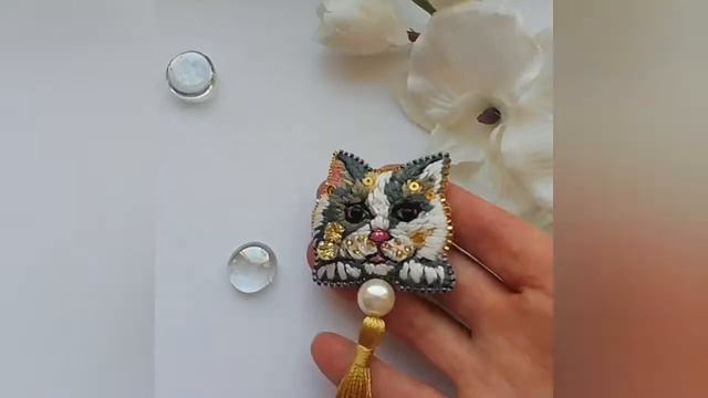 Брошь Кот трехцветный с кисточкой смотреть онлайн