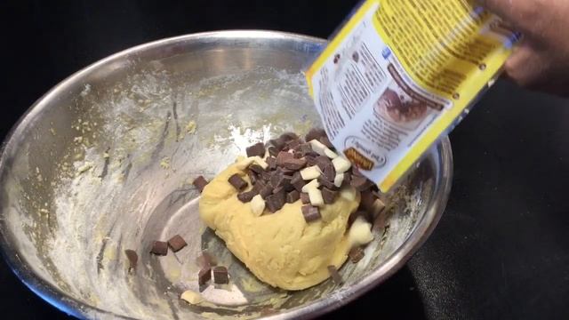 RECETTE EXPRESS LES COOKIES TROIS CHOCOLATS FONDANTS À L’INTÉRIEUR ET CROQUANTS À L’EXTÉRIEUR смотреть онлайн