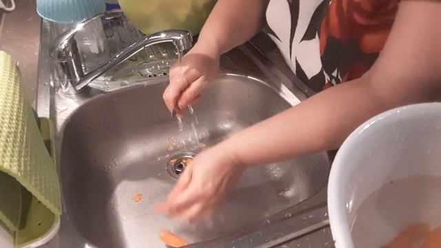 Как я чищу мелкую морковь смотреть онлайн