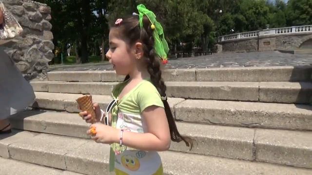 ДЕТСКАЯ ПЛОЩАДКА в Красивом ПАРКЕ. PLAYGROUND смотреть онлайн