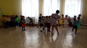 Музыкальная игра "Поймай бабочку" в средней группе. Весенний утренник в детском саду