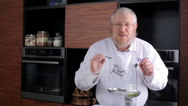 Тефтели из мяса с рисом в красном соусе. Быстрый и вкусный рецепт. Готовит Уриэль Штерн смотреть онлайн