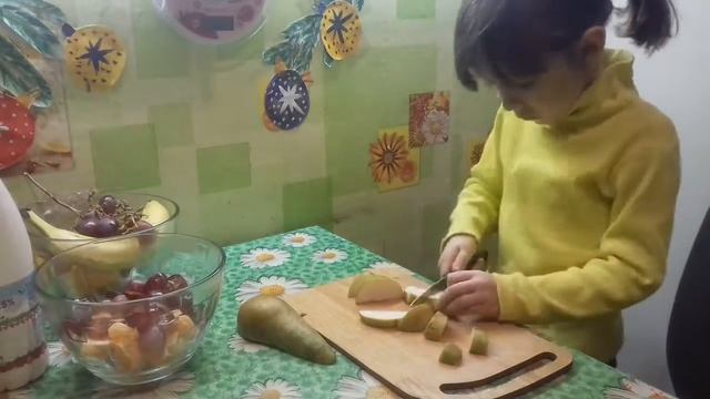 Делаю фруктовый салат и ёжика из груши! видеоселфи! смотреть онлайн