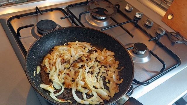 Печень куриная. Очень вкусная печень с луком и картошкой! смотреть онлайн