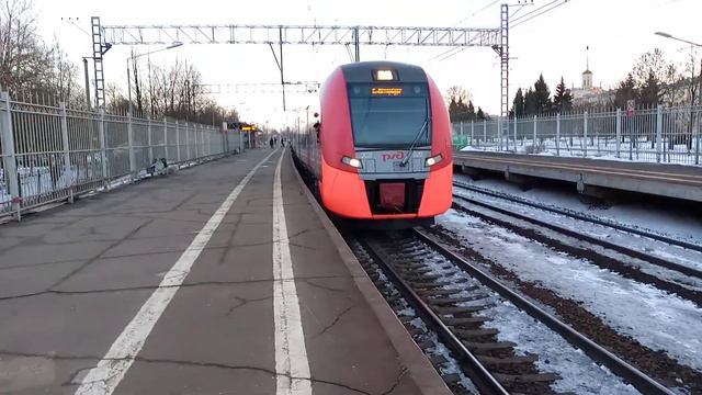 Электропоезд Ласточка эс2г-020 Сообщением Тосно Санкт-Петербург Отправляется с платформы Колпино смотреть онлайн