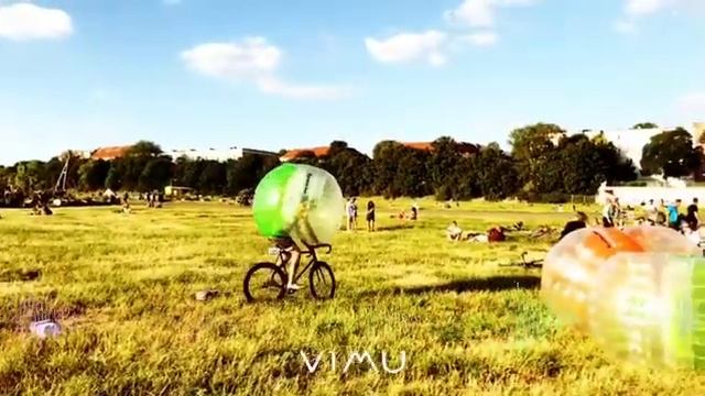 Cyclist in a bubble gets a surprise смотреть онлайн
