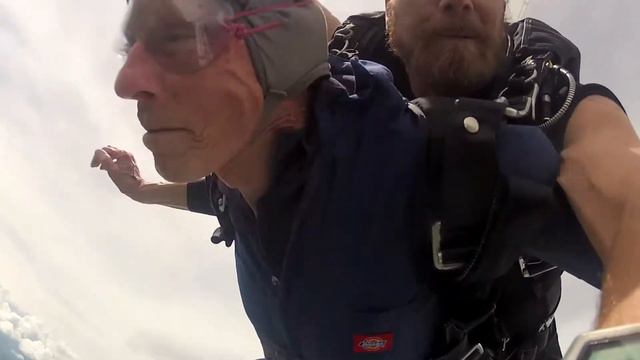 Bill Hoyt from Dayton, TN skydives for his 90th Birthday! смотреть онлайн