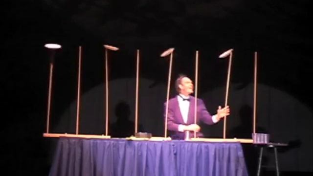 Plate spinning routine by Henrik Bothe смотреть онлайн