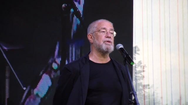 Сергей Гандлевский в парке Музеон смотреть онлайн