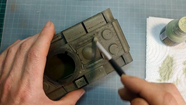 Покраска КВ-1 кистью.