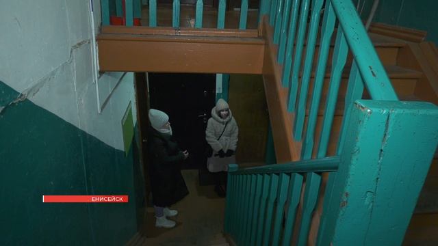 ЖИТЕЛЬНИЦА АВАРИЙНОГО ДОМА ЖАЛУЕТСЯ НА НЕВЫНОСИМЫЕ УСЛОВИЯ смотреть онлайн