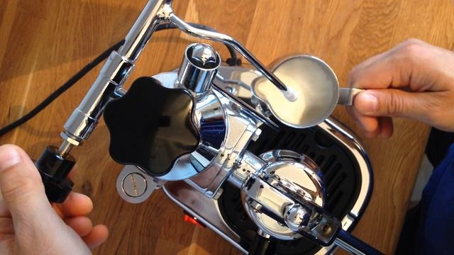 Learning To Froth Milk On a La Pavoni Europiccola смотреть онлайн