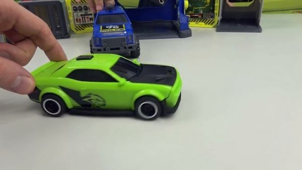 Полицейский Даник и полицейские машинки с участком против нарушителей закона на дорогах