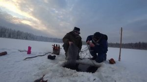 Рыбалка сетями в -18 на севере.Снимаем сети Проверяем жерлицы.