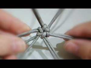 Плетение из газетных трубочек. Цветок сакуры. начало плетения круглого дна или салфетки.