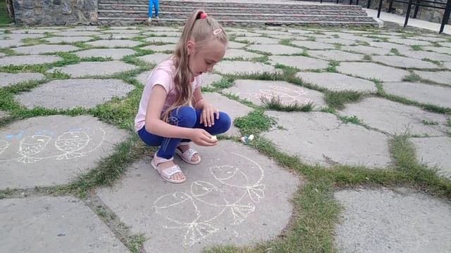 Яринка рисует цветными мелками на асфальте, рисунок рыбки, лайфхак смотреть онлайн