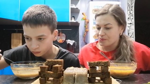 МУКБАНГ РУССКИЕ ЩИ и ГРЕНКИ с ЧЕСНОКОМ/MUKBANG Russian cabbage SOUP and CROUTONS with GARLIC смотреть онлайн