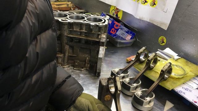 Обзор поршней Mouson +0.5. Ремонтные поршни на G4FA. Рассточка блока. смотреть онлайн